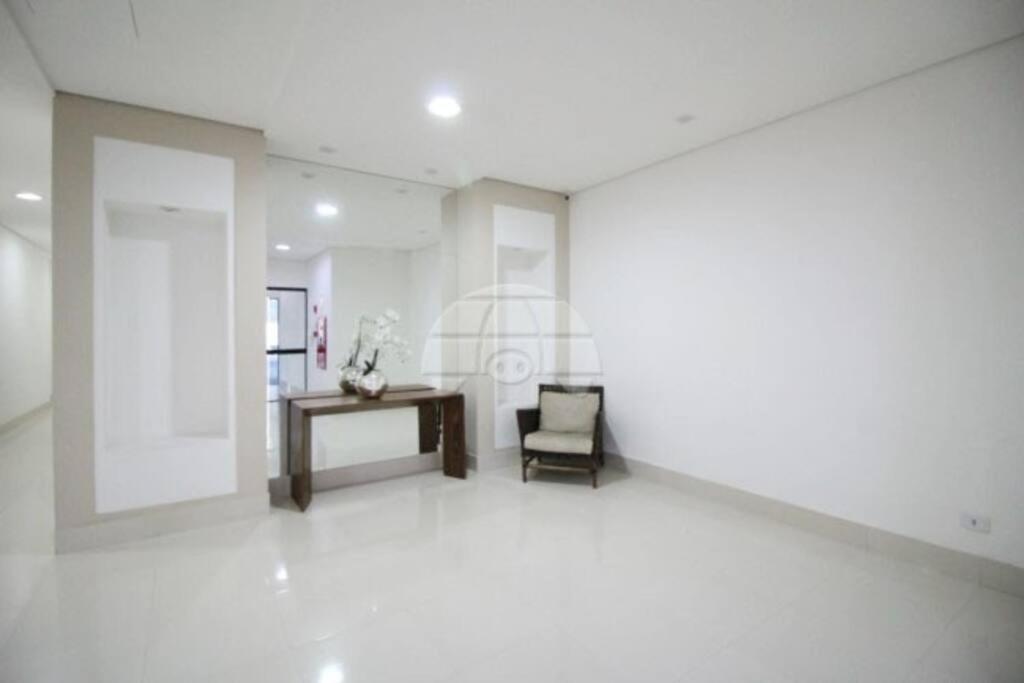 No Cabral Em Curitiba, Com 3 Quartos Sendo Um Closed, E 2 Garagens *