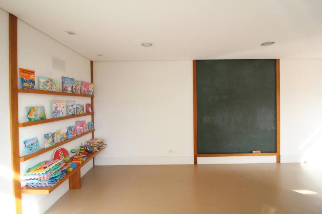 No Cabral Em Curitiba, Com 3 Quartos Sendo Um Closed, E 2 Garagens *