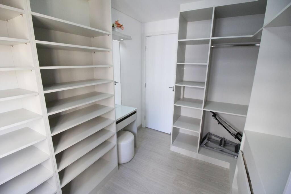 No Cabral Em Curitiba, Com 3 Quartos Sendo Um Closed, E 2 Garagens Apartment *