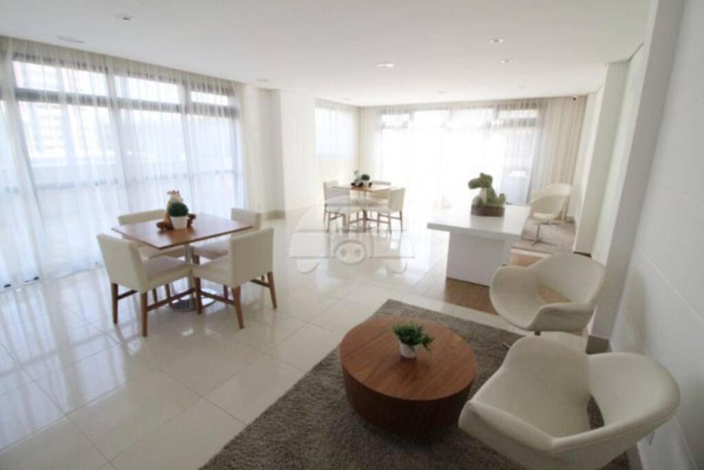 No Cabral Em Curitiba, Com 3 Quartos Sendo Um Closed, E 2 Garagens Apartment