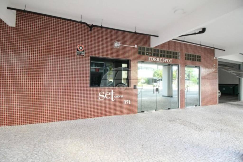 No Cabral Em Curitiba, Com 3 Quartos Sendo Um Closed, E 2 Garagens Apartment Curitiba