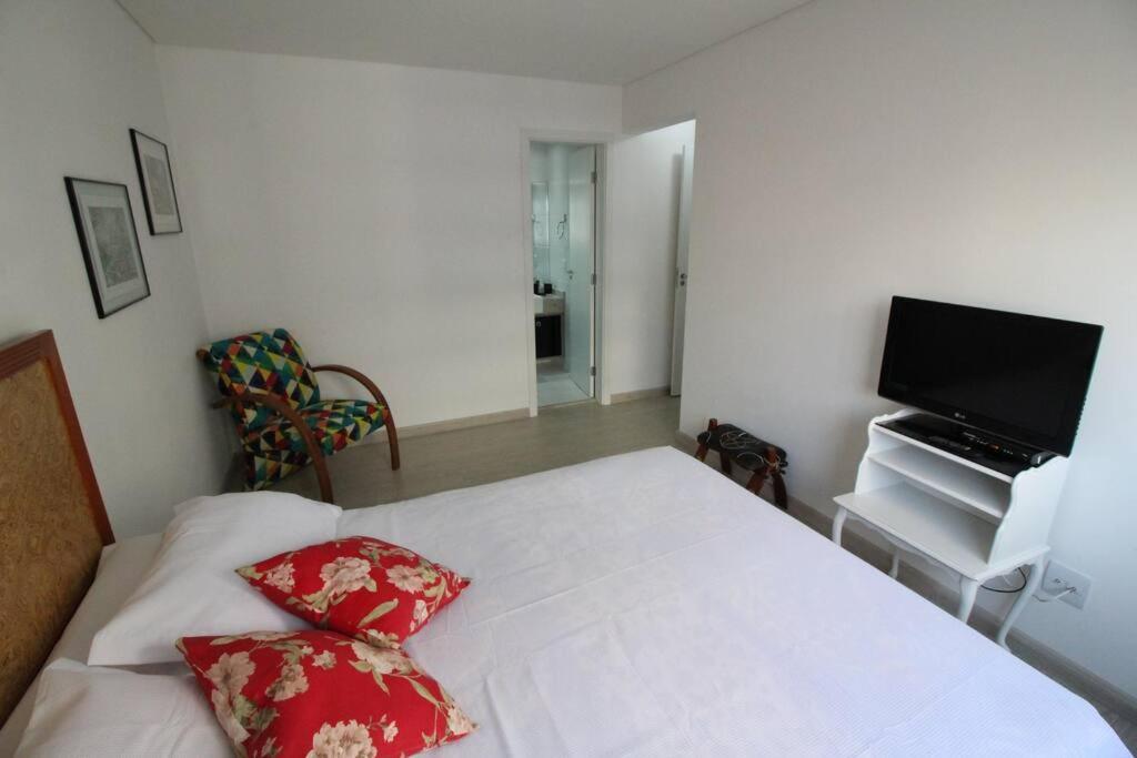 No Cabral Em Curitiba, Com 3 Quartos Sendo Um Closed, E 2 Garagens * Curitiba