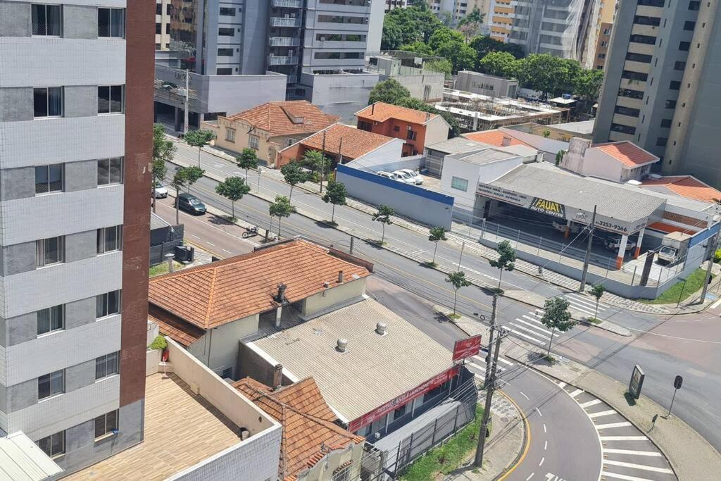 No Cabral Em Curitiba, Com 3 Quartos Sendo Um Closed, E 2 Garagens *