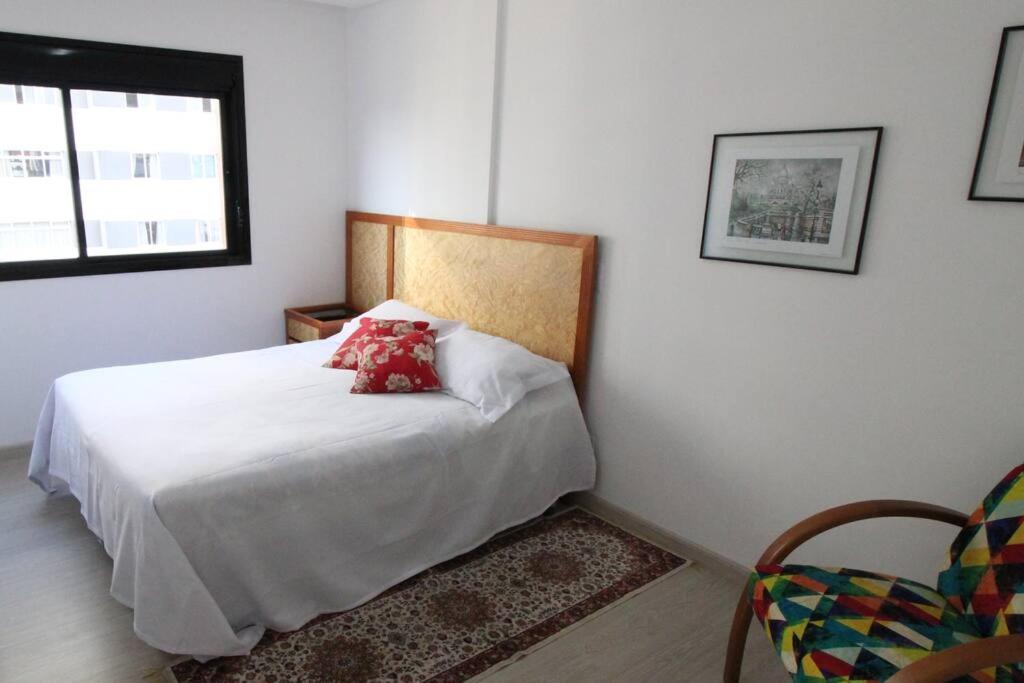 No Cabral Em Curitiba, Com 3 Quartos Sendo Um Closed, E 2 Garagens *