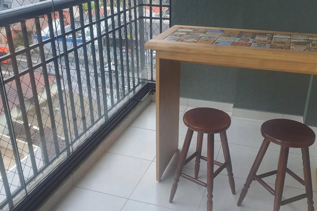 No Cabral Em Curitiba, Com 3 Quartos Sendo Um Closed, E 2 Garagens *