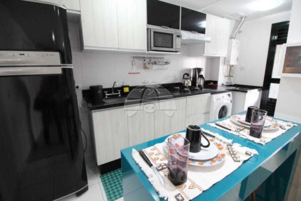 No Cabral Em Curitiba, Com 3 Quartos Sendo Um Closed, E 2 Garagens