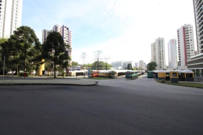 No Cabral Em Curitiba, Com 3 Quartos Sendo Um Closed, E 2 Garagens Apartment