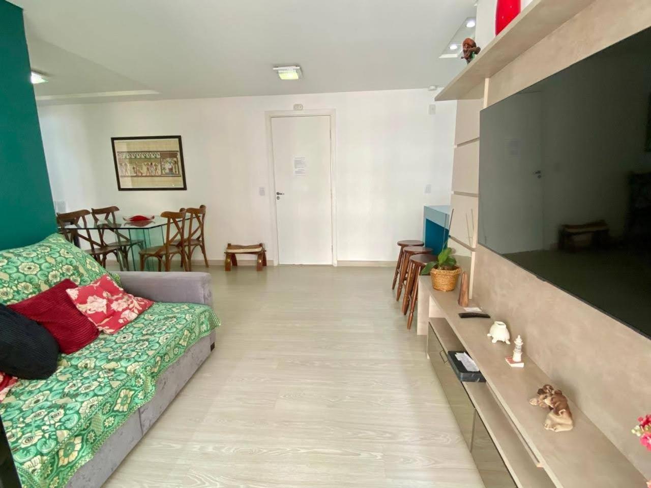 No Cabral Em Curitiba, Com 3 Quartos Sendo Um Closed, E 2 Garagens